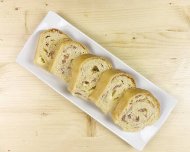 Salam, jambon ve peynir ahşap arka plan - üstten görünüm ile tuzlu kek