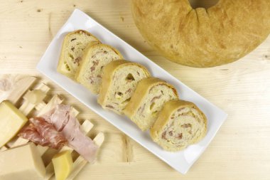 Salam, jambon ve peynir ahşap arka plan - üstten görünüm ile tuzlu kek