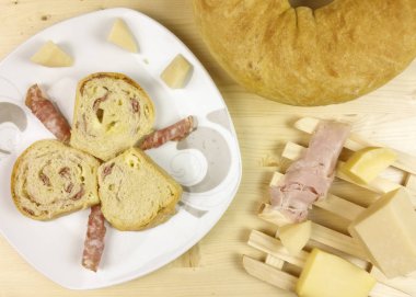 Salam, jambon ve peynir ahşap arka plan - üstten görünüm ile tuzlu kek