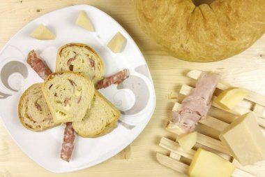 Salam, jambon ve peynir ahşap arka plan - üstten görünüm ile tuzlu kek