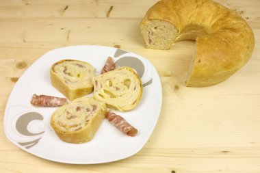 Salam, jambon ve peynir ahşap arka plan - üstten görünüm ile tuzlu kek