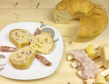 Salam, jambon ve peynir ahşap arka plan - üstten görünüm ile tuzlu kek