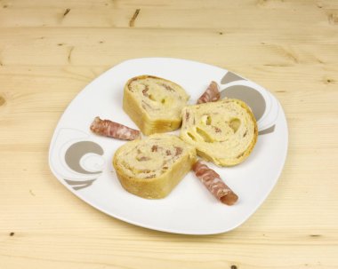 Salam, jambon ve peynir ahşap arka plan - üstten görünüm ile tuzlu kek