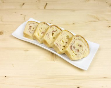 Salam, jambon ve peynir ahşap arka plan - üstten görünüm ile tuzlu kek