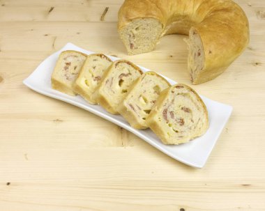 Salam, jambon ve peynir ahşap arka plan - üstten görünüm ile tuzlu kek