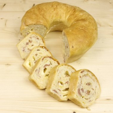 Salam, jambon ve peynir ahşap arka plan - üstten görünüm ile tuzlu kek