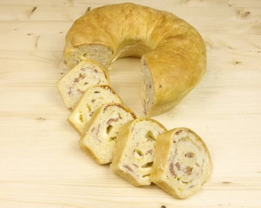 Salam, jambon ve peynir ahşap arka plan - üstten görünüm ile tuzlu kek