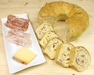 Salam, jambon ve peynir ahşap arka plan - üstten görünüm ile tuzlu kek