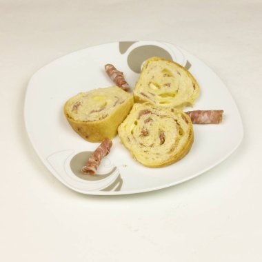 Salam, jambon ve peynir beyaz arka planda - üstten görünüm ile tuzlu kek