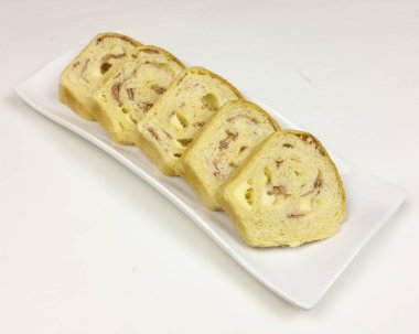 Salam, jambon ve peynir beyaz arka planda - üstten görünüm ile tuzlu kek