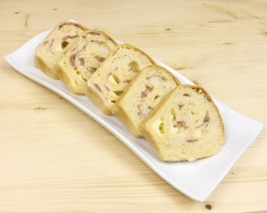 Salam, jambon ve peynir ahşap arka plan - üstten görünüm ile tuzlu kek