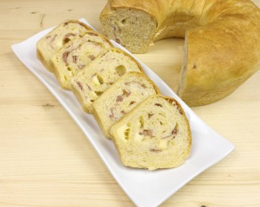 Salam, jambon ve peynir ahşap arka plan - üstten görünüm ile tuzlu kek