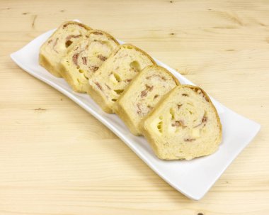 Salam, jambon ve peynir ahşap arka plan - üstten görünüm ile tuzlu kek