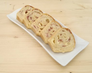 Salam, jambon ve peynir ahşap arka plan - üstten görünüm ile tuzlu kek