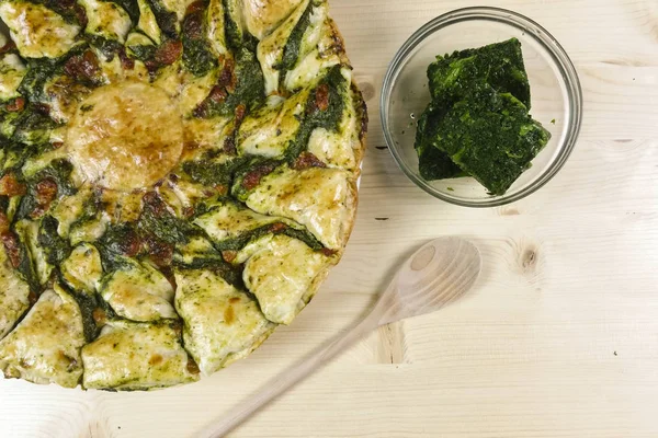 Puf böreği Ricotta ve ıspanak krem - üstten görünüm