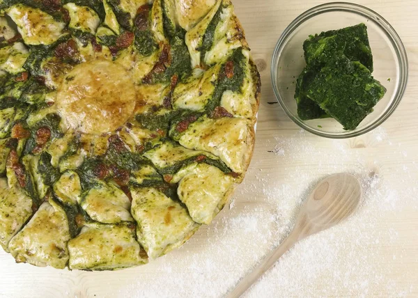 Puf böreği Ricotta ve ıspanak krem - üstten görünüm