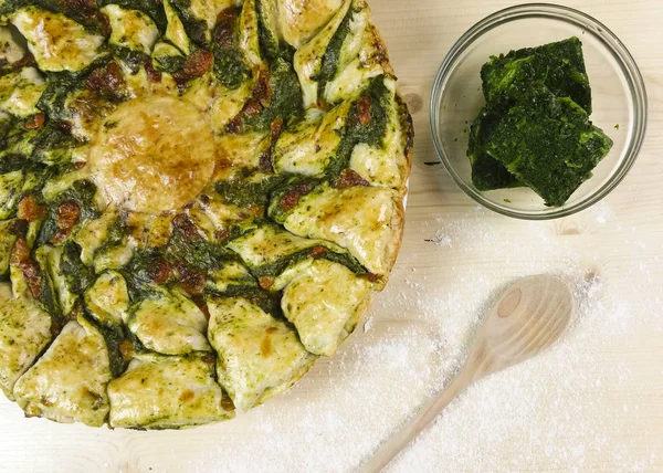 Puf böreği Ricotta ve ıspanak krem - üstten görünüm