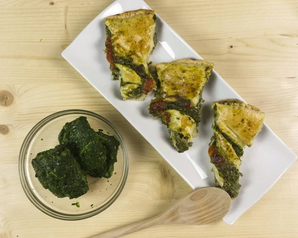 Puf böreği Ricotta ve ıspanak krem - üstten görünüm