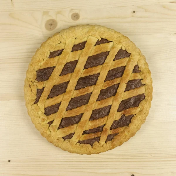 Ahşap arka plan - üstten görünüm üzerinde çikolata kremalı tart