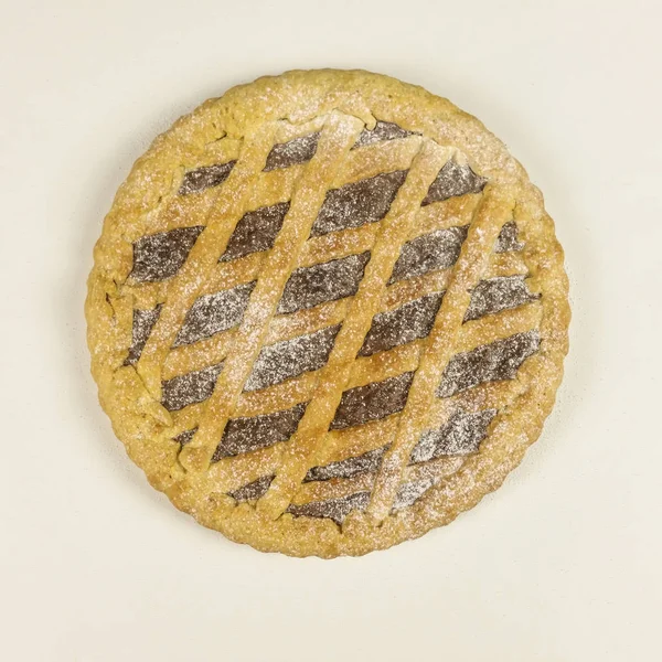 Beyaz arka planda - üstten görünüm çikolata kremalı tart