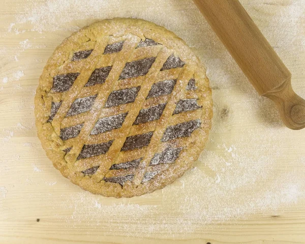 Ahşap arka plan - üstten görünüm üzerinde çikolata kremalı tart