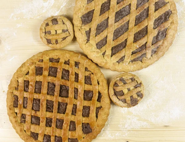 Ahşap arka plan - üstten görünüm üzerinde çikolata kremalı tart