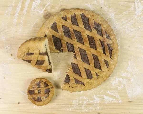 Ahşap arka plan - üstten görünüm üzerinde çikolata kremalı tart