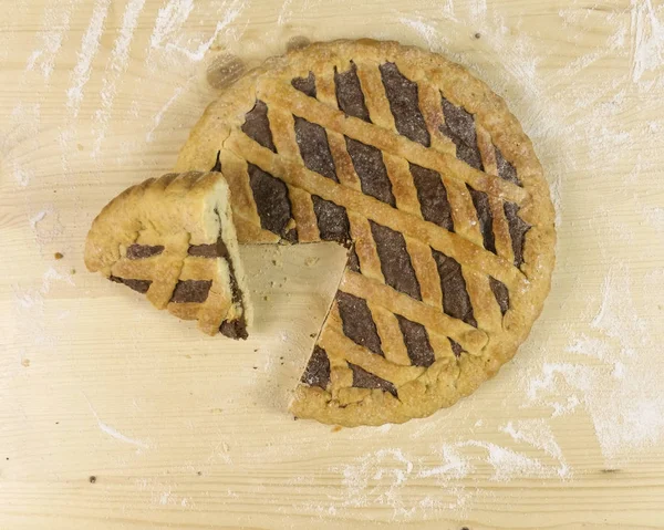 Ahşap arka plan - üstten görünüm üzerinde çikolata kremalı tart