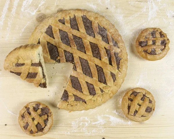 Ahşap arka plan - üstten görünüm üzerinde çikolata kremalı tart