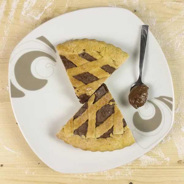 Ahşap arka plan - üstten görünüm üzerinde çikolata kremalı tart