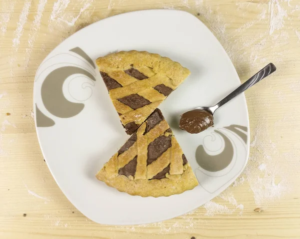 Ahşap arka plan - üstten görünüm üzerinde çikolata kremalı tart