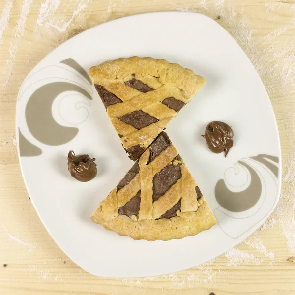 Ahşap arka plan - üstten görünüm üzerinde çikolata kremalı tart