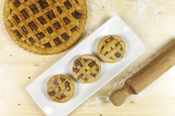 Ahşap arka plan - üstten görünüm üzerinde çikolata kremalı tart