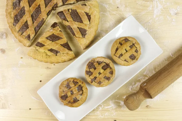 Ahşap arka plan - üstten görünüm üzerinde çikolata kremalı tart