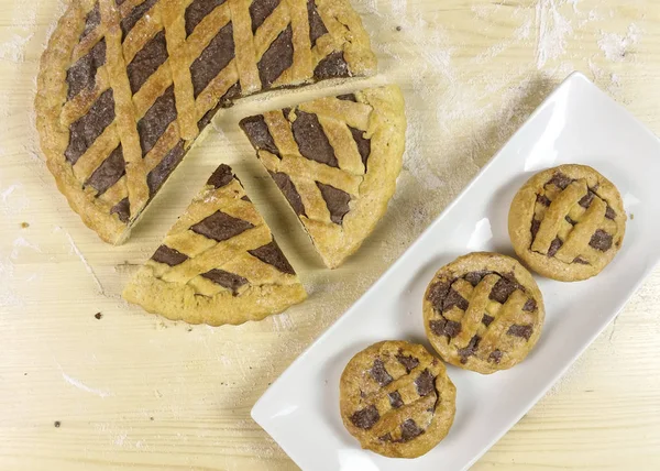 Ahşap arka plan - üstten görünüm üzerinde çikolata kremalı tart