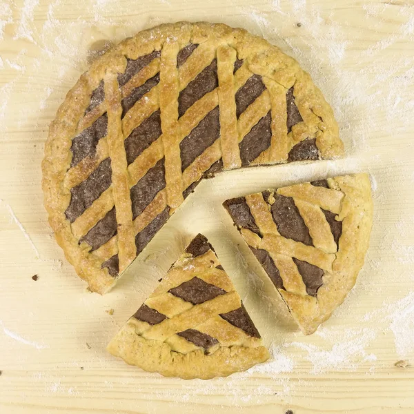 Ahşap arka plan - üstten görünüm üzerinde çikolata kremalı tart