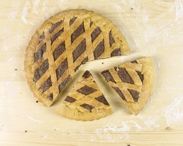 Ahşap arka plan - üstten görünüm üzerinde çikolata kremalı tart