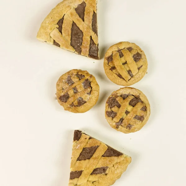 Beyaz arka planda - üstten görünüm çikolata kremalı tart