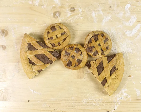 Ahşap arka plan - üstten görünüm üzerinde çikolata kremalı tart