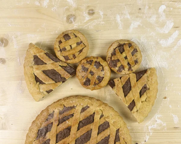 Ahşap arka plan - üstten görünüm üzerinde çikolata kremalı tart