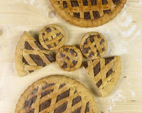 Ahşap arka plan - üstten görünüm üzerinde çikolata kremalı tart