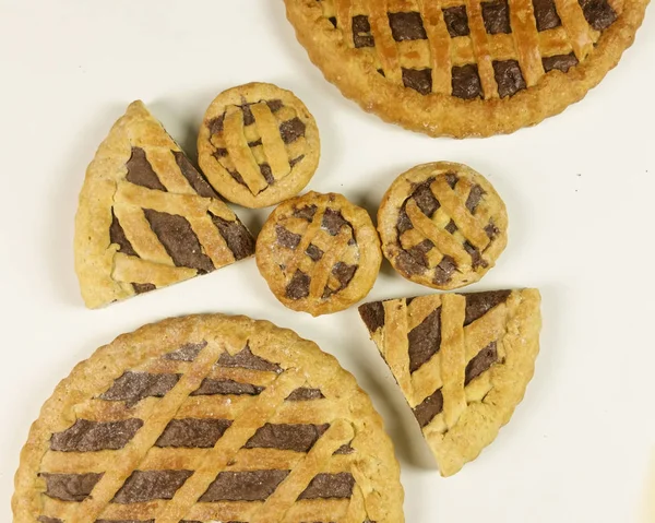 Beyaz arka planda - üstten görünüm çikolata kremalı tart