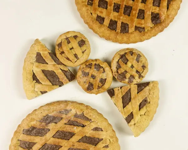 Beyaz arka planda - üstten görünüm çikolata kremalı tart