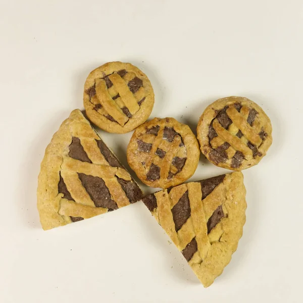 Beyaz arka planda - üstten görünüm çikolata kremalı tart