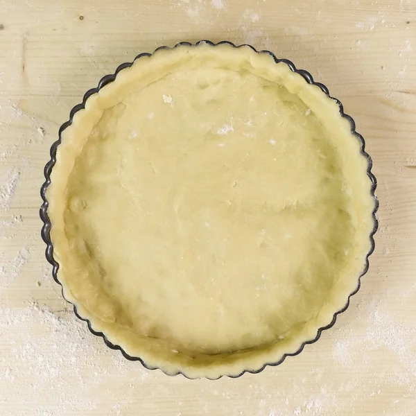 Shortcrust pasta üzerinde ahşap arka plan - üstten görünüm