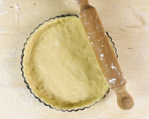 Shortcrust pasta üzerinde ahşap arka plan - üstten görünüm