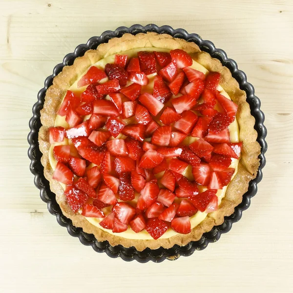 Çilekli pasta üzerinde ahşap arka plan - üstten görünüm