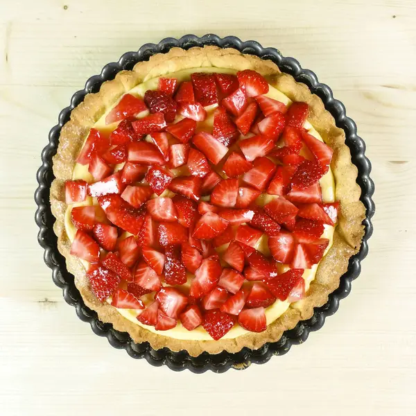 Çilekli pasta üzerinde ahşap arka plan - üstten görünüm