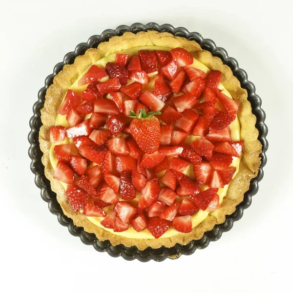 Çilekli pasta beyaz arka planda - üstten görünüm