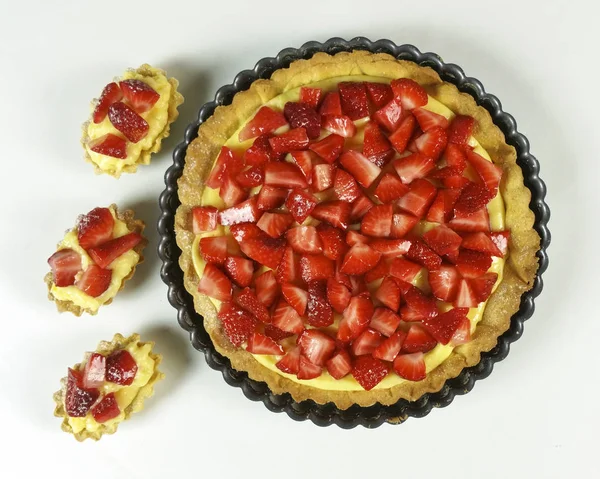 Strawberry Paj Vit Bakgrund Ovanifrån — Stockfoto